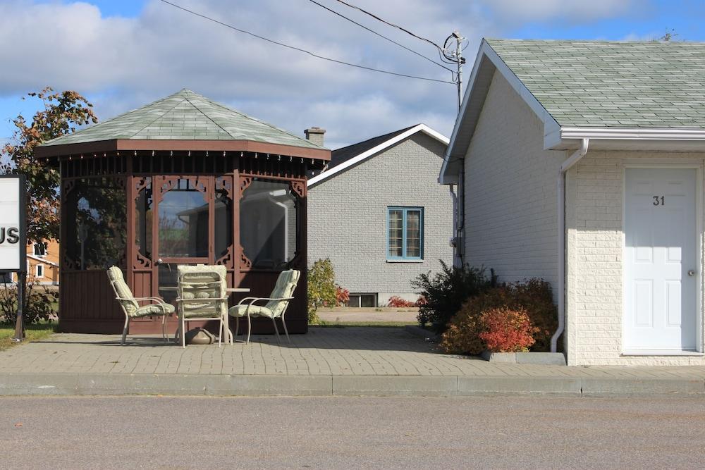 Motel Quatre Saisons Forestville Exterior foto