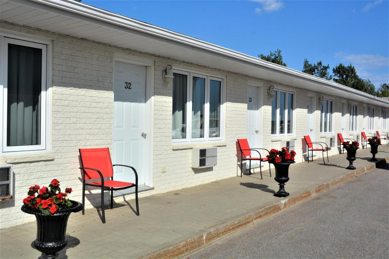 Motel Quatre Saisons Forestville Exterior foto